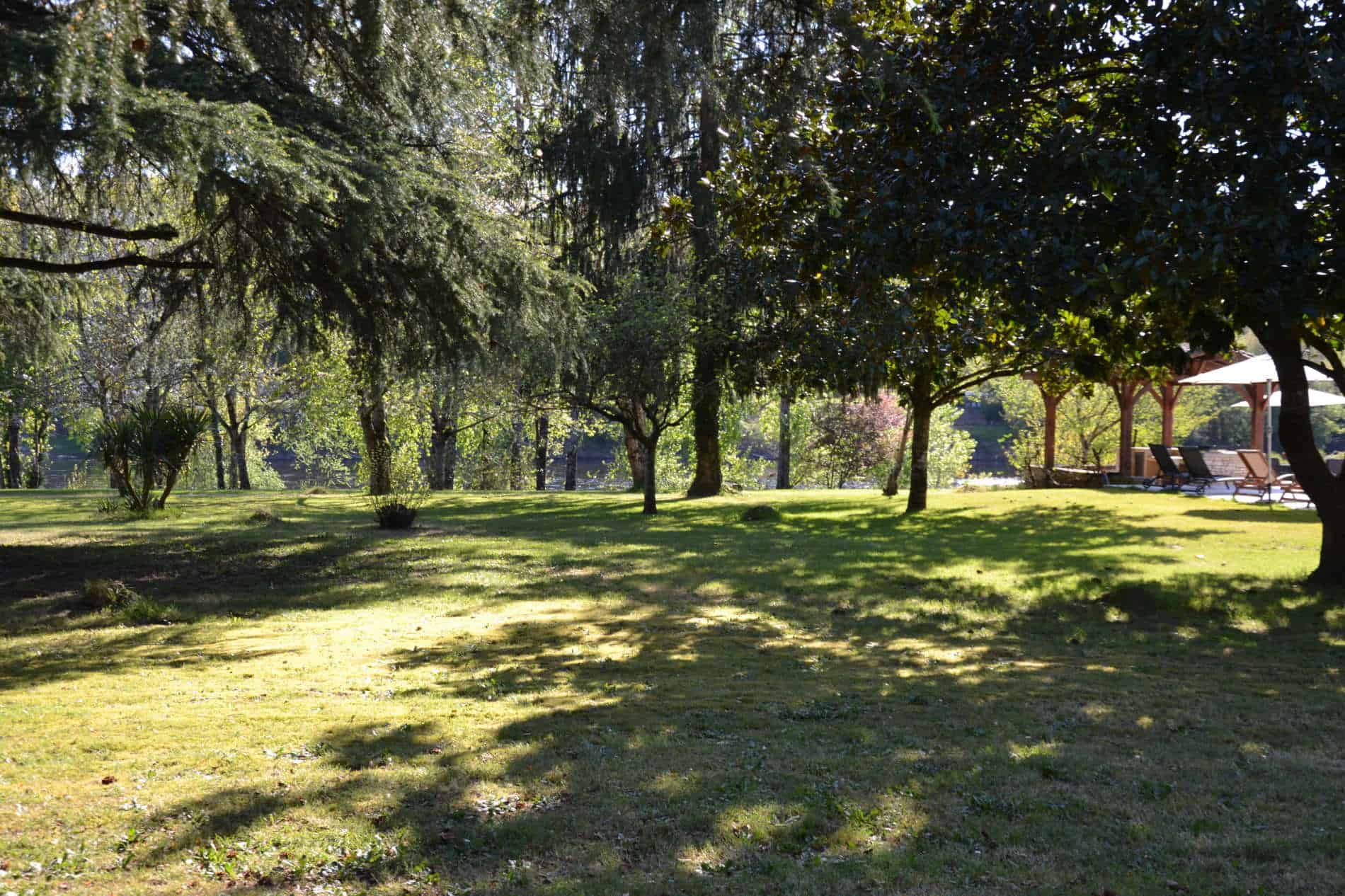 Parc de nos chambres d’hôtes Dordogne en bord de rivière Sarlat