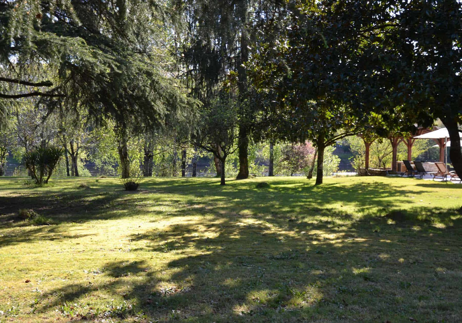 Parc de nos chambres d’hôtes Dordogne en bord de rivière Sarlat