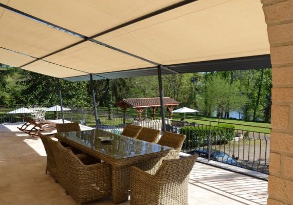 Terrasse chambres d’hôtes Dordogne en bord de rivière Sarlat